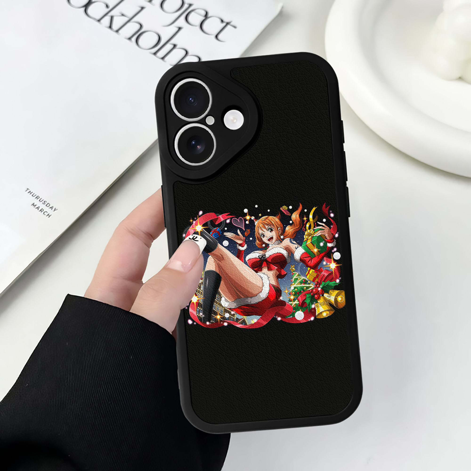 （画像用） ワンピース ナミ ONE PIECE Nami 【iPhone 16シリーズ対応】シリコンスマホケース（レザー調） 材質：シリコン